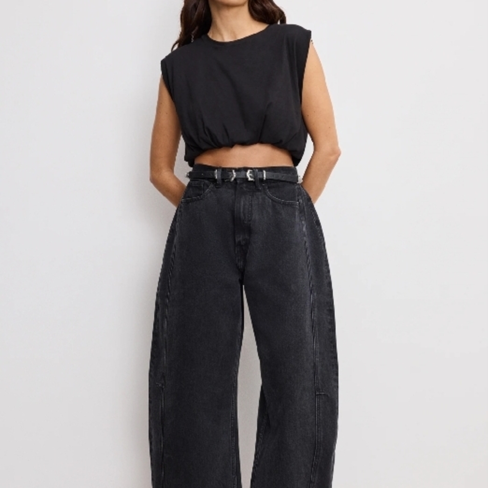 Good American Black NWT Extrene Barrel Jeans .